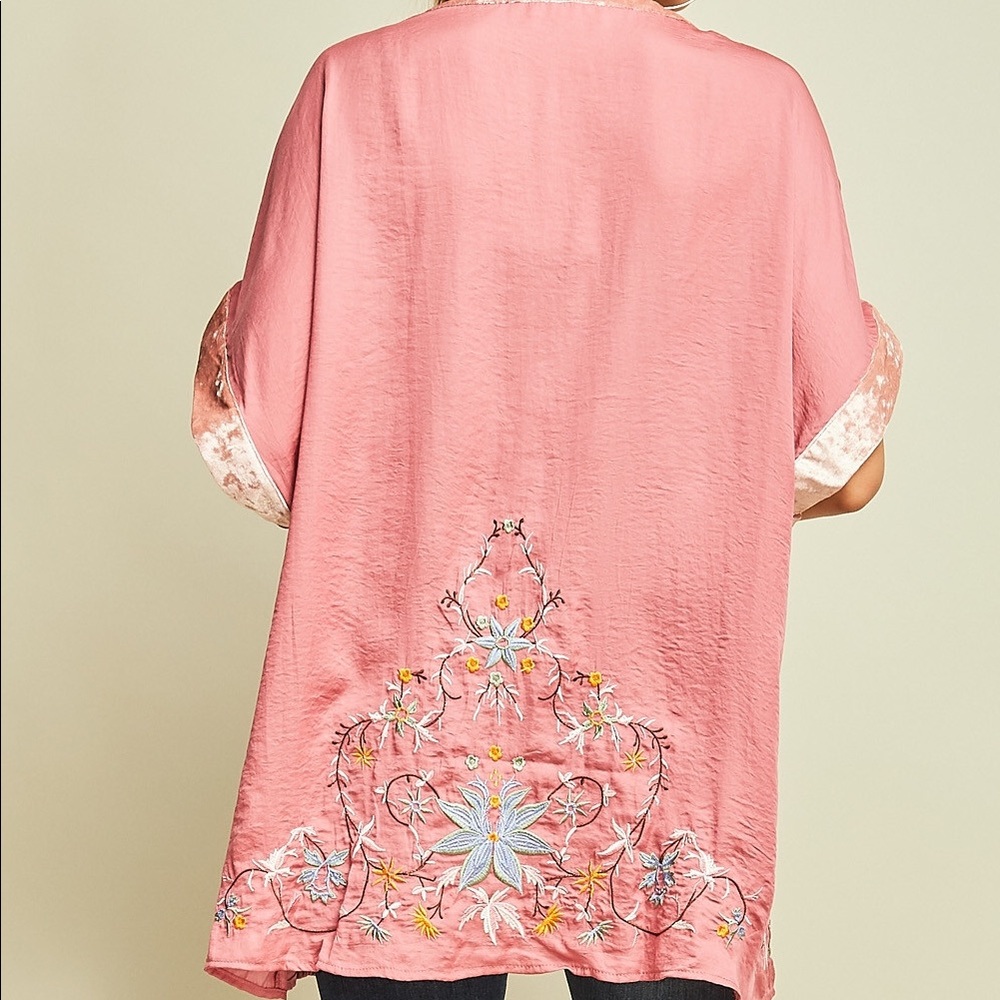 Kimono - Beautiful pink embroidered kimono! - Picture 4 of 7